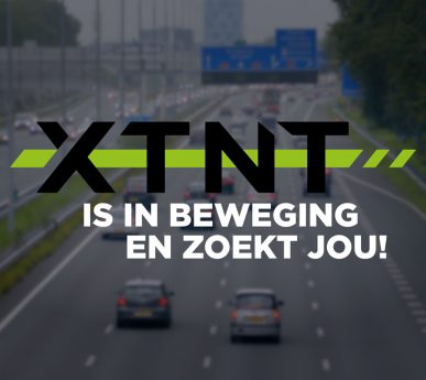 snelweg met logo van XTNT en tekst 'XTNT is in beweging en zoekt jou!' Adviseur Minder Hinder