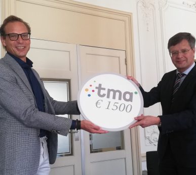 Kai Feldkamp overhandigt namens XTNT een cheque ter waarde van € 1.500 aan voorzitter New Mobility Foundation Jan Peter Balkenende