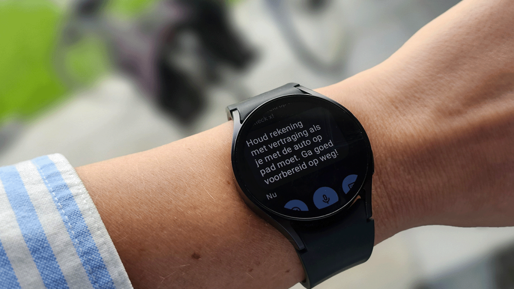 Smartwatch met bericht over vertragingen voor autoverkeer